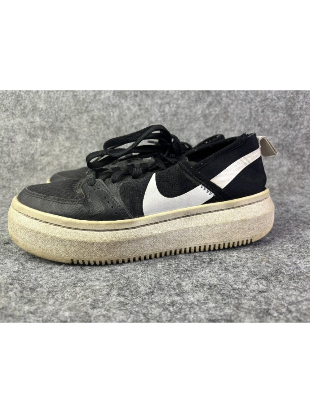 Nike Shoes Womens‎ Size 7 Black Platform Cushioned Casual Sneakers CW6536-001